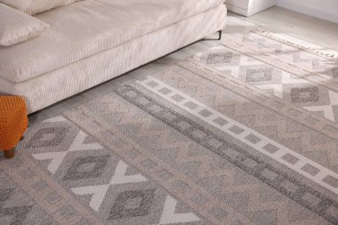 Havalı yumuşak halı, yerde desenler var.