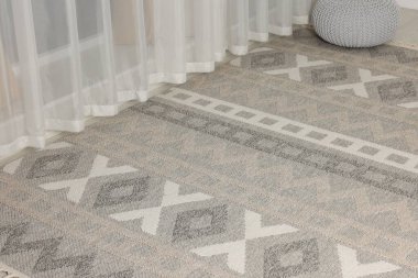 Evin zemininde desenli şık bir halı.