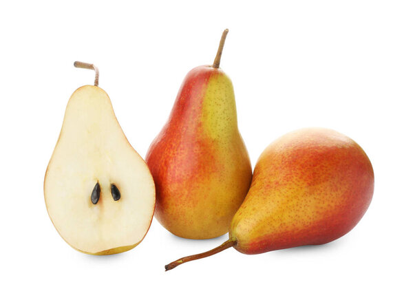 Целые и обрезанные спелые груши изолированы на белом