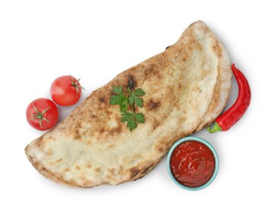 Ketçaplı leziz calzone, taze domates ve beyaza izole edilmiş kırmızı biber.