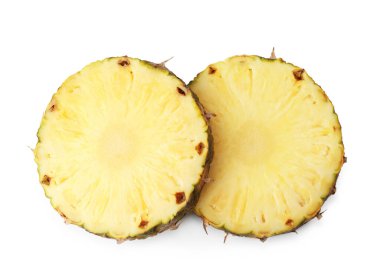 Sulu ananas parçaları beyaza izole edilmiş, üst manzara