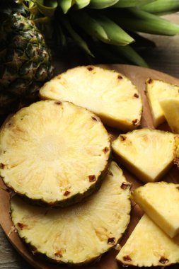 Masada taze olgun ananas dilimleri, yakın plan.