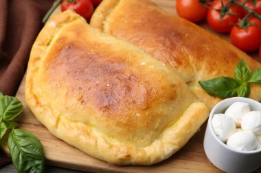 Fesleğenli, mozarella peynirli ve domatesli leziz vejetaryen calzones.
