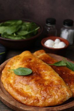 Fesleğen ve mozzarella peynirli leziz calzones, yakın plan.