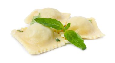 Beyaz üzerine peynirli ve fesleğenli üç lezzetli ravioli.