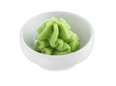 Sıcak wasabi macunu beyaz kasede izole edilmiş.