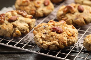 Tahta masada fındıklı kurabiyeler, yakın plan.