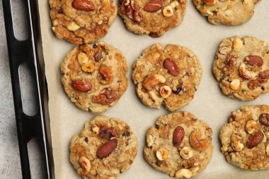 Gri dokuma masasında fındıklı kurabiyeler.