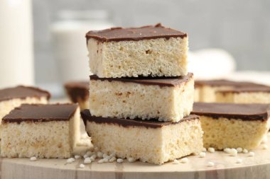 Nefis puflanmış pirinç çubukları masada, yakın plan.