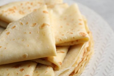 Lezzetli ince krepler tabakta, yakın çekim manzarası
