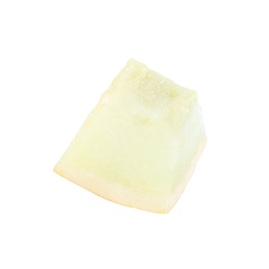 Bir parça taze kavun beyaza izole edilmiş.