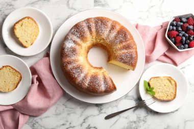 Taze pişmiş sünger kek, nane ve böğürtlen beyaz mermer masa, üst manzara