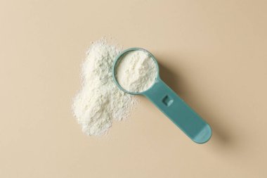 Protein tozu ve bej arkaplan kepçesi, üst görünüm