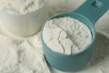 Protein tozu ve kepçe, yakın plan.