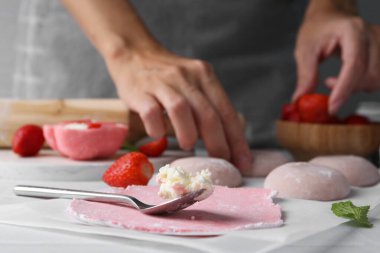 Masada nefis mochi yapan bir kadın, yakın plan.