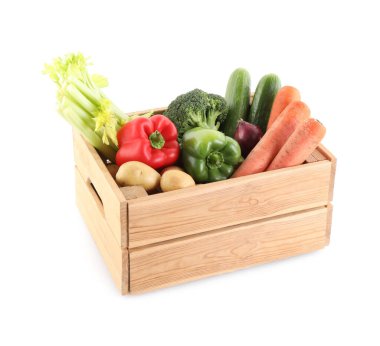 Beyaz sandıkta izole edilmiş farklı olgun sebzeler.