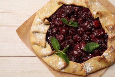 Kirazlı, nane ve pudra şekerli güzel bir galet, ahşap masa, üst manzara.