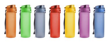 Su şişeleri beyaza izole edilmiş. Tasarım için model