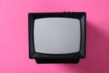 Pembe arkaplandaki Retro TV seti, üst görünüm