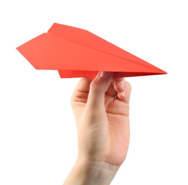 Beyaz arka planda kırmızı kağıt uçaklı kadın, yakın plan.