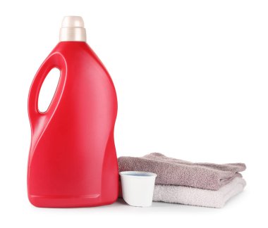 Çamaşır deterjanı şişesi, kep ve beyaz üzerine izole edilmiş temiz havlular.