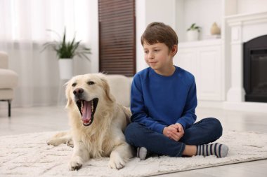 Evinde sevimli köpeği olan çocuk.