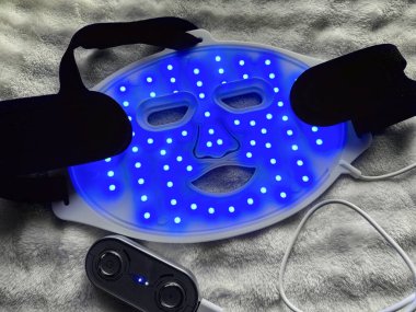 Yumuşak kumaş üzerinde hafif terapi yüz maskesi. Güzellik tedavisi