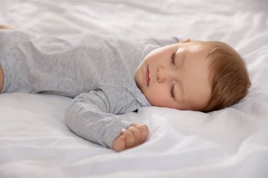 Evdeki yatakta uyuyan tatlı bir bebek.