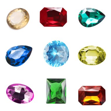 Beyaz zemin üzerinde birçok farklı parlak değerli taşlar, set