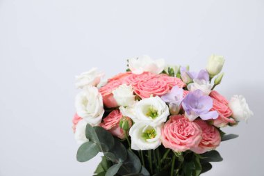 Işıklı arka planda güzel bir düğün buketi, yakın plan. Metin için boşluk