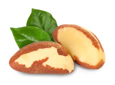 Brezilya fındıkları ve yeşil yaprakları beyaz üzerine izole