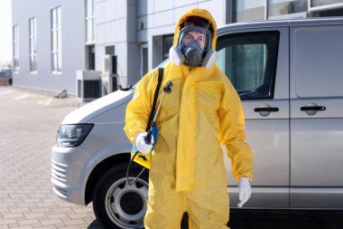 Dışarıda sprey tüplü haşere kontrol işçisi.