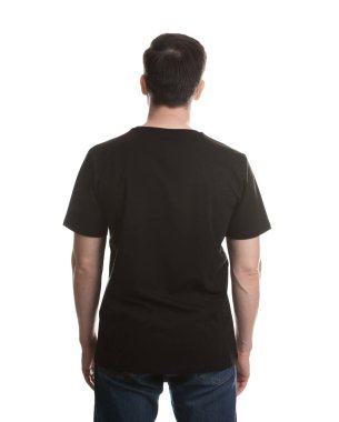 Beyaz arka planda, siyah tişörtlü, boş bir adam. Tasarım için model