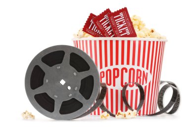 Lezzetli patlamış mısır, film makarası ve izole edilmiş sinema biletleri.