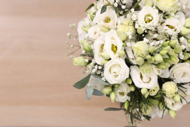 Işıklı arka planda güzel bir düğün buketi, üst manzara. Metin için boşluk