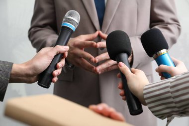 Bir grup gazeteci iş adamlarıyla içeride röportaj yapıyor, yakın çekim yapıyorlar.