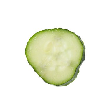 Beyaz izole olgun salatalık dilim