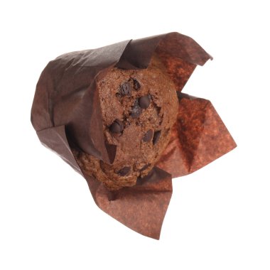 Çikolata parçalı tatlı kek, beyaza izole edilmiş.