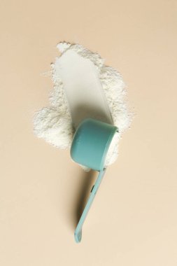 Protein tozu ve bej arkaplan kepçesi, üst görünüm