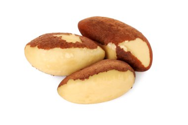 Lezzetli Brezilya fındıkları beyazın üzerinde. Sağlıklı çerez