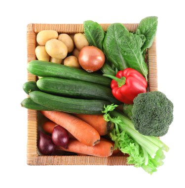 Hasır kutuda farklı olgun sebzeler, beyaz, üst görünümde izole.