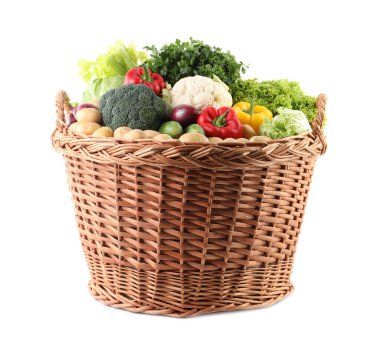 Hasır sepetteki farklı taze sebzeler beyaza izole edilmiş.