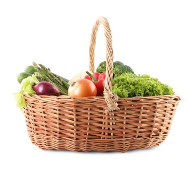 Hasır sepetteki farklı taze sebzeler beyaza izole edilmiş.