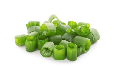 Doğranmış taze soğan, beyaza izole edilmiş.