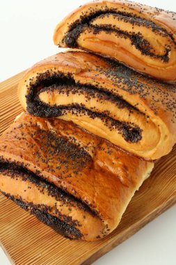 Beyaz arka planda haşhaş tohumlu lezzetli çörekler, yakın plan.