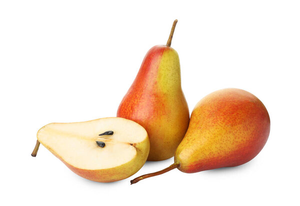 Целые и обрезанные спелые груши изолированы на белом