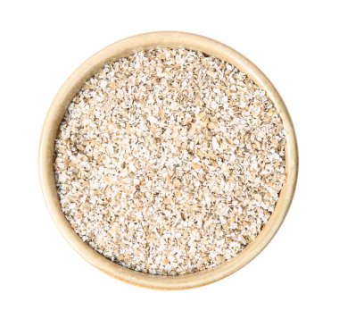 Taze çavdar ekmeği kabın içinde, beyaz manzarada izole.