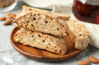 Geleneksel İtalyan badem bisküvileri (Cantucci) gri desenli masa üzerinde, yakın plan