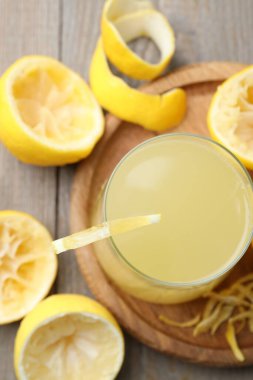 Bir bardak taze meyve suyu ve meyve, ahşap masa, düz uzanmış.