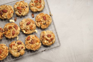 Gri desenli masada fındıklı kurabiyeler, üst manzara. Metin için boşluk